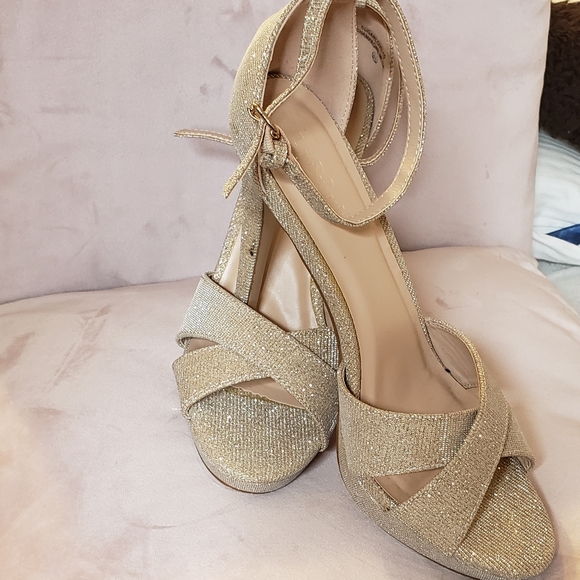 Gold cross strap heels - Picture 7 of 8